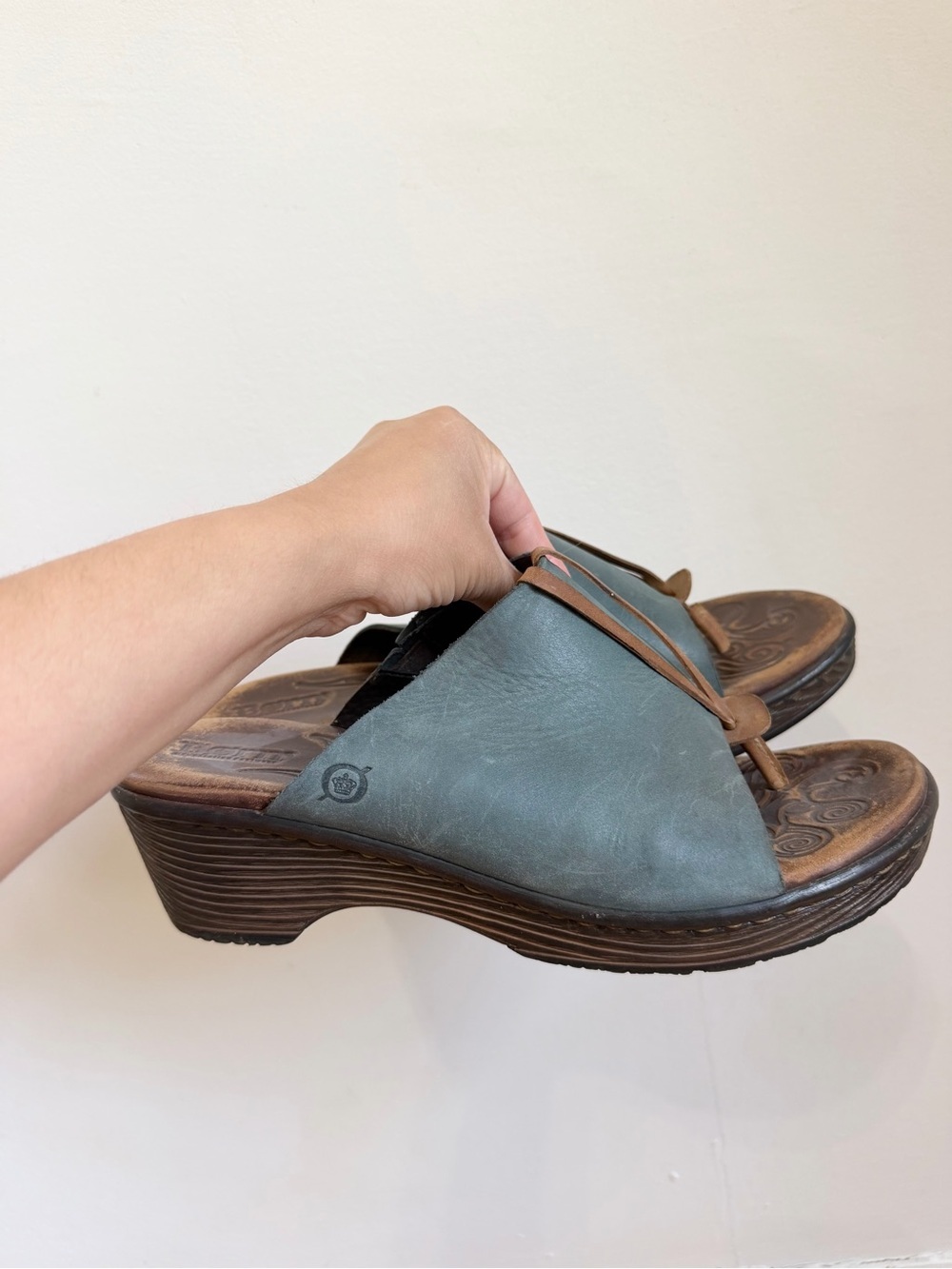 Born Hanita Leather Wedge Thong Sandals Women's Size 10 Style B89626 Brown Shoes